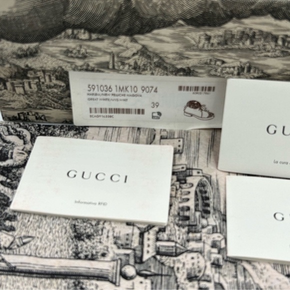 Women’s Gucci spiked Sherling lined ankle boots size 39 made in Italy - Picture 4 of 9